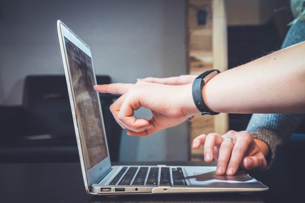 Video-Schulungsplattform auf Tablet und PC